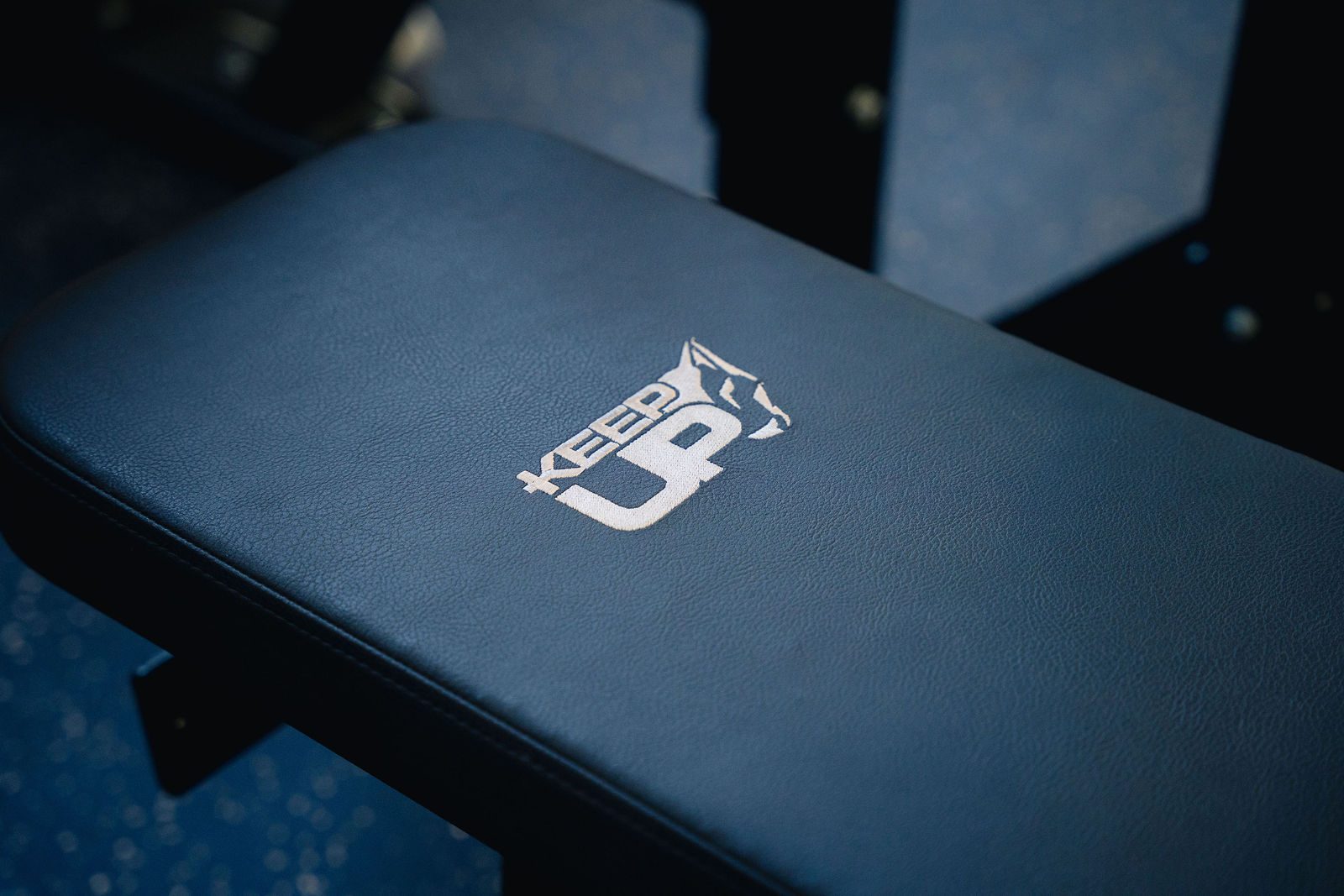 Banc de travail marqué du logo KeepUp