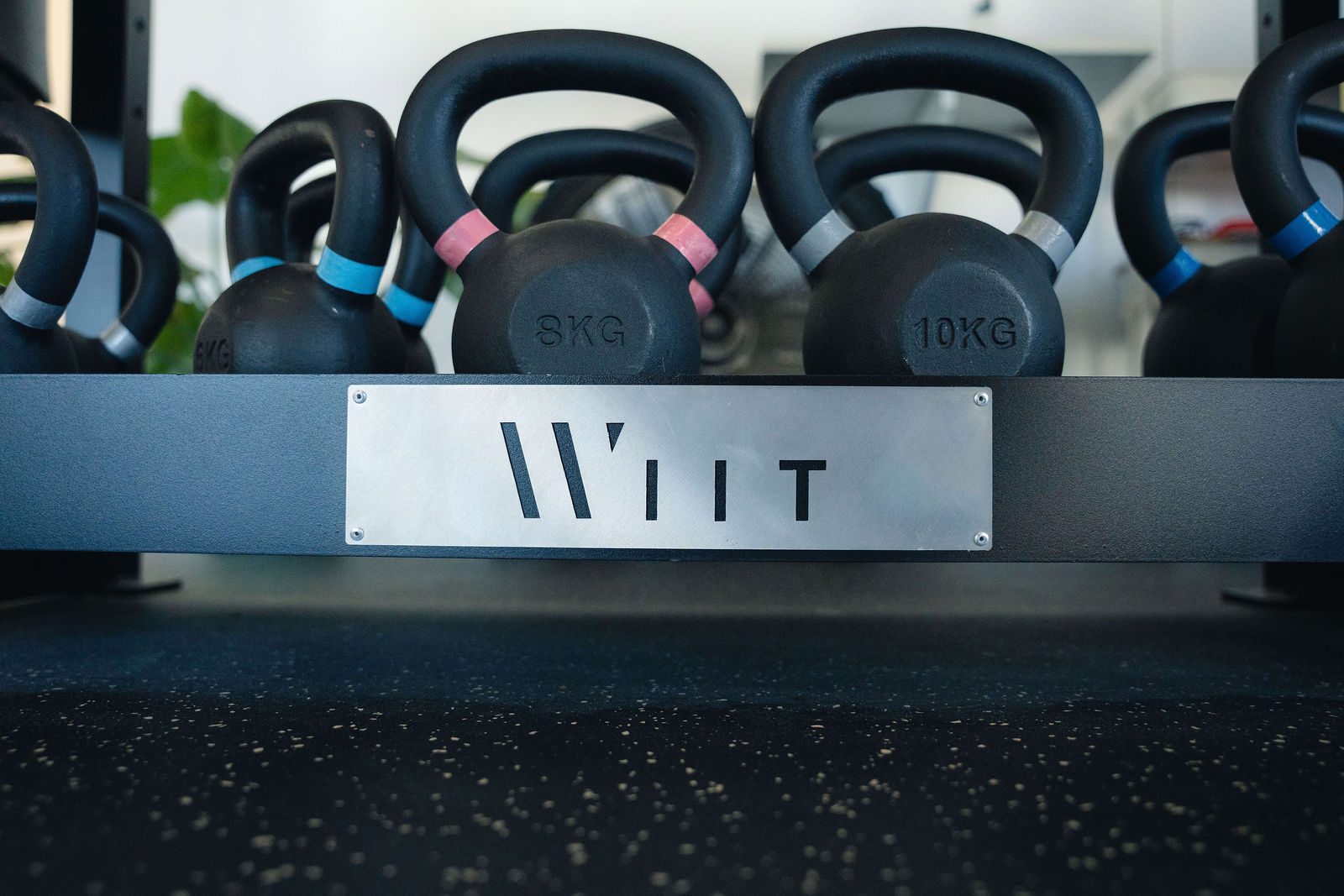 Kettlebells rangés au pied du mur