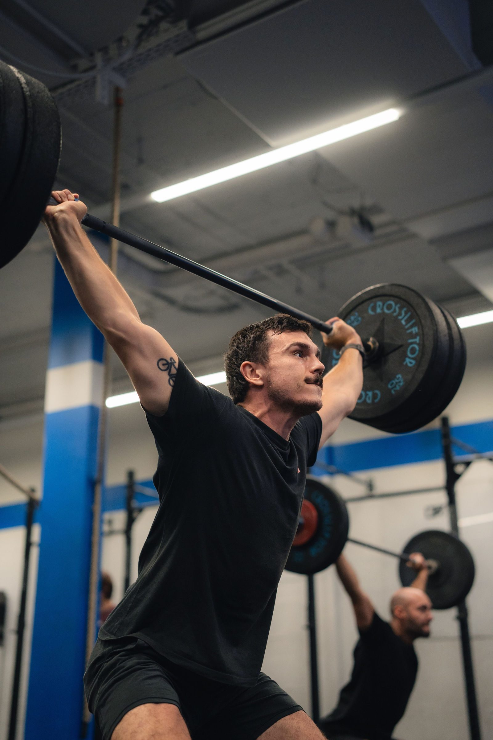 Athlète en arraché pendant un Workout