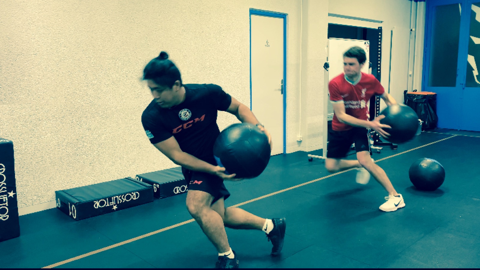 Deux jeunes s'entraînent au medball